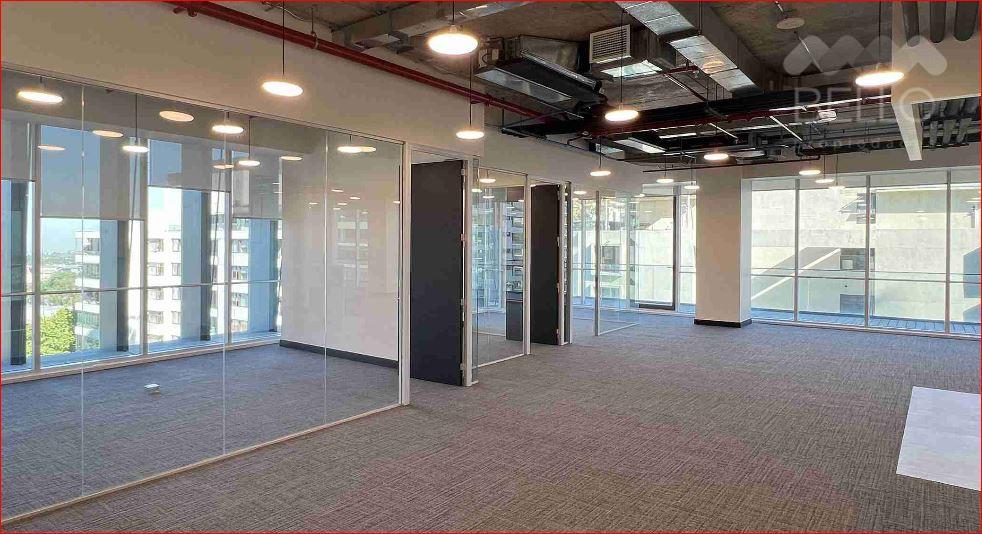 Arrienda Oficina Av. Las Condes – San Damian a  188 m2 UF 90 Vitacura 