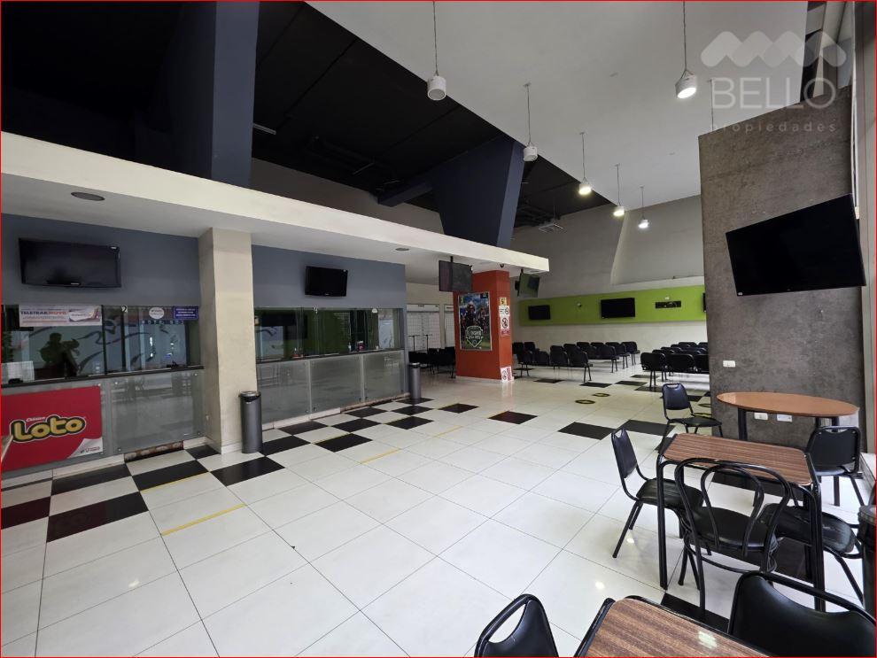 Arrienda Local 206 m2 UF 164 Santiago Centro  
